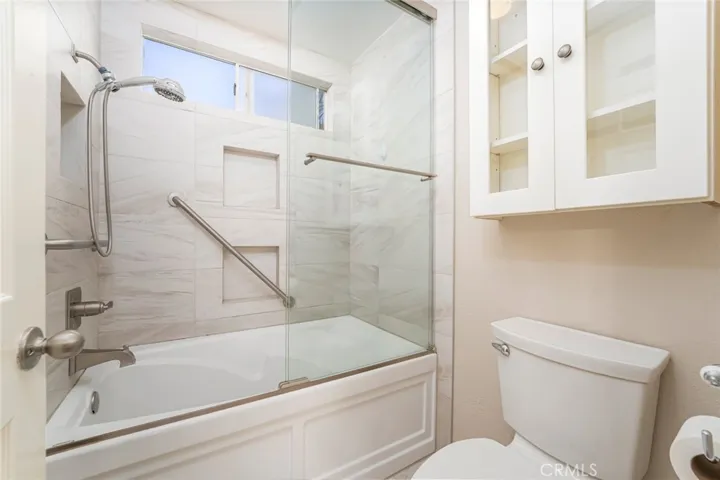 Large tub/shower combination in Master Bathroom