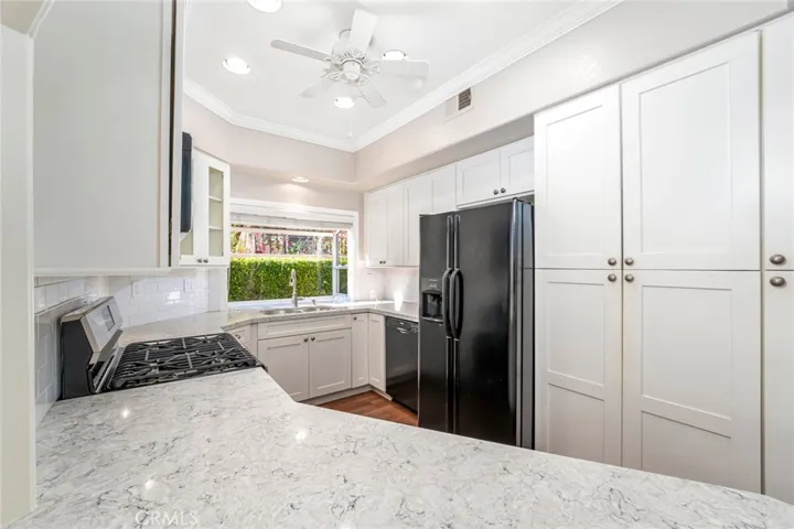Kitchen - granite countertops