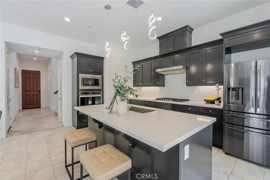 19230 Blackthorn Drive, Saugus, California 91351 home-pic-4