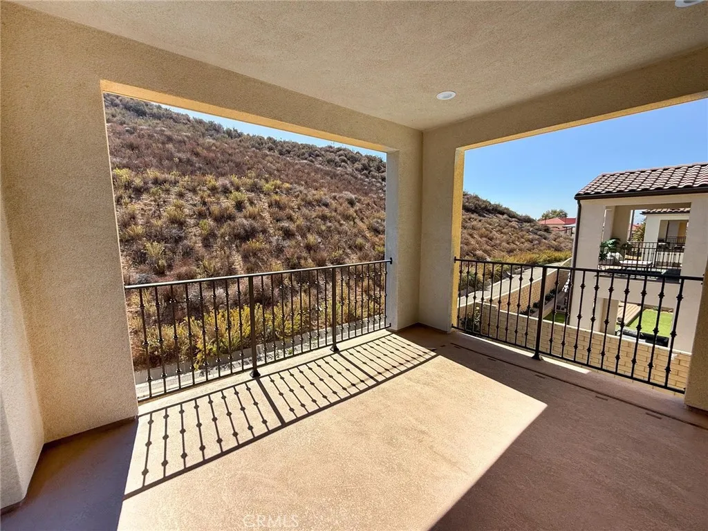 19230 Blackthorn Drive, Saugus, California 91351 home-pic-17
