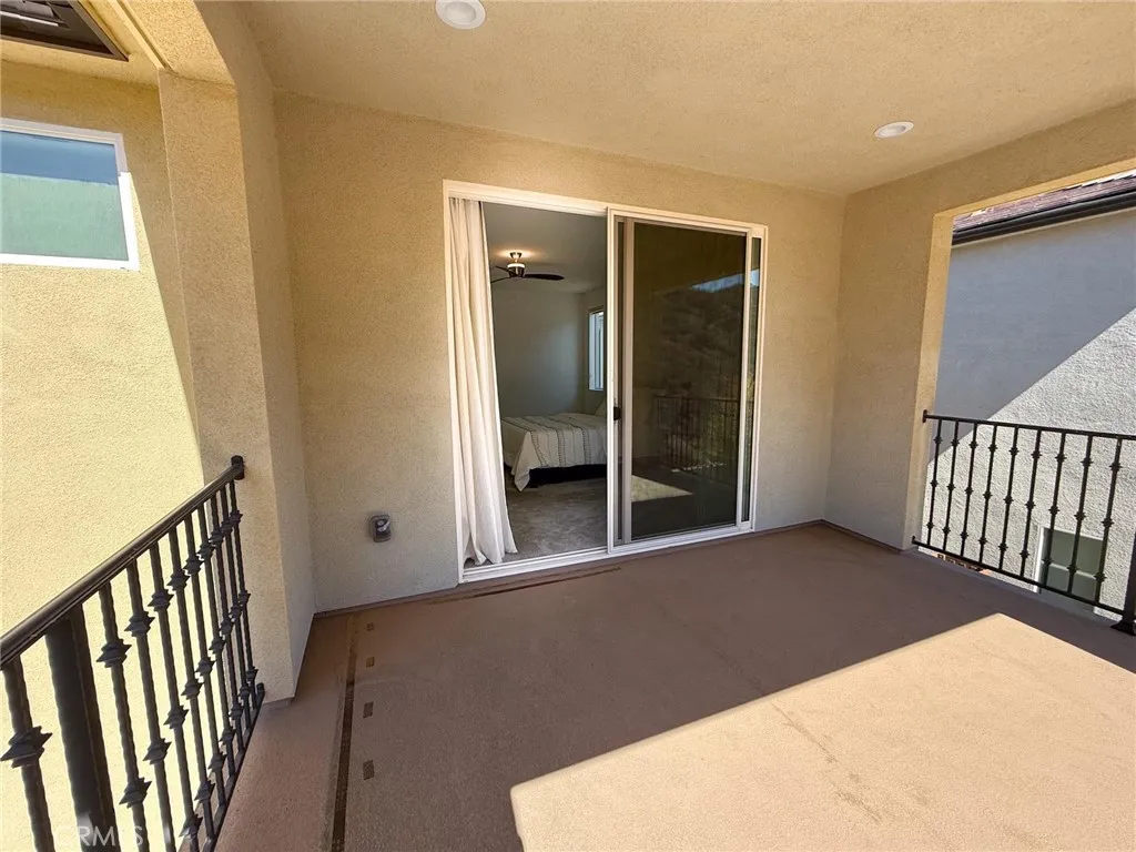 19230 Blackthorn Drive, Saugus, California 91351 home-pic-18