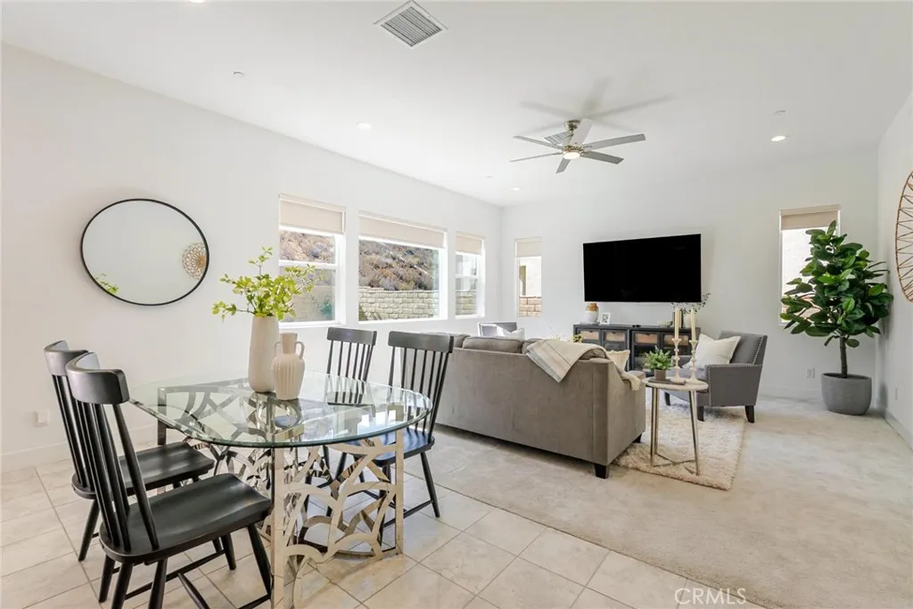 19230 Blackthorn Drive, Saugus, California 91351 home-pic-8