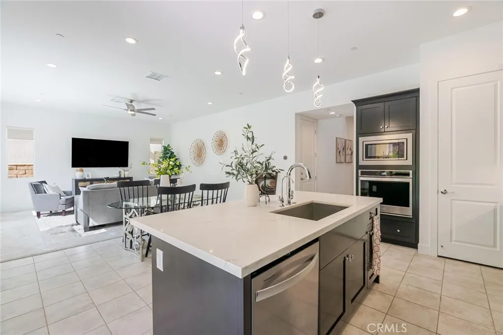 19230 Blackthorn Drive, Saugus, California 91351 home-pic-6