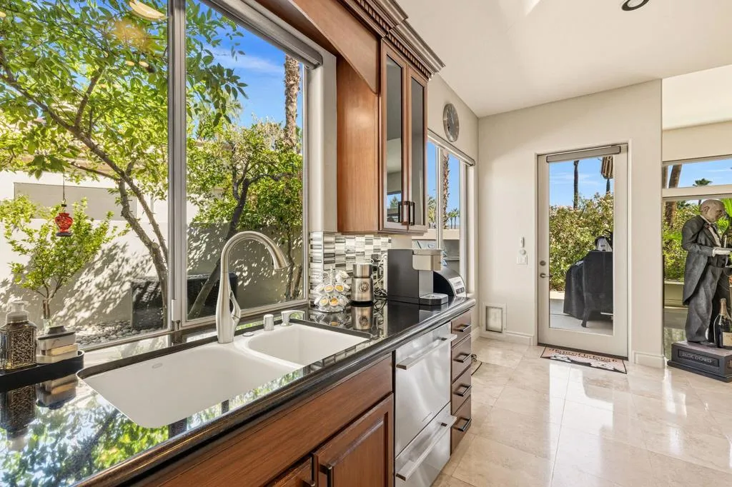 334 Crest Lake Drive, Palm Desert, California 92211 home-pic-26