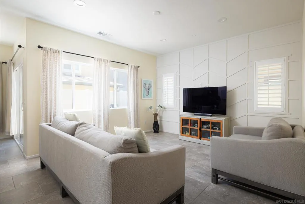 211 Spotted Saddle Way, Fallbrook, California 92028 home-pic-2