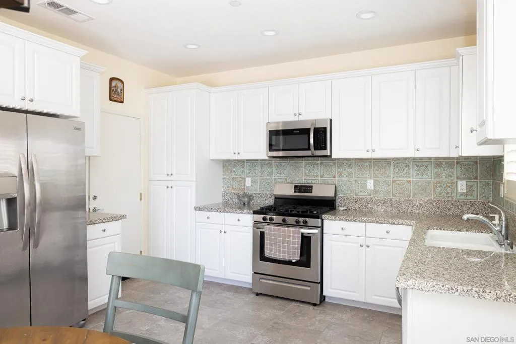 211 Spotted Saddle Way, Fallbrook, California 92028 home-pic-5