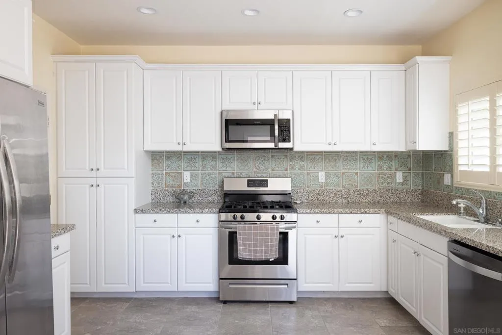 211 Spotted Saddle Way, Fallbrook, California 92028 home-pic-4