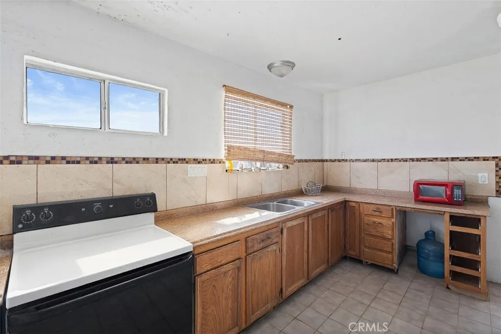 83415 Amboy Road, 29 Palms, California 92277 home-pic-9