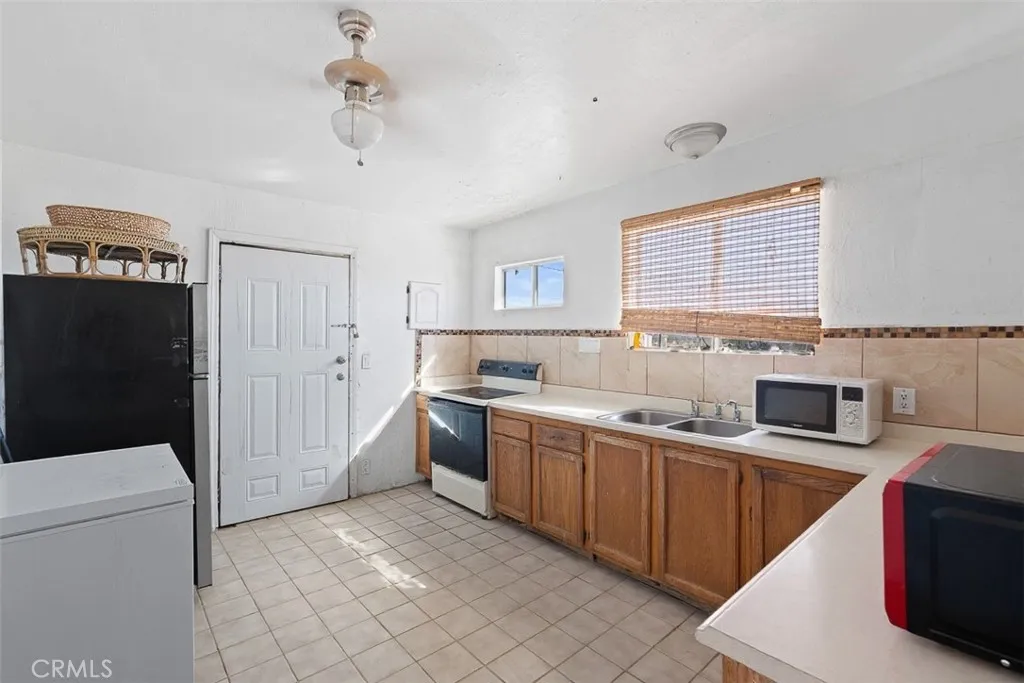 83415 Amboy Road, 29 Palms, California 92277 home-pic-10