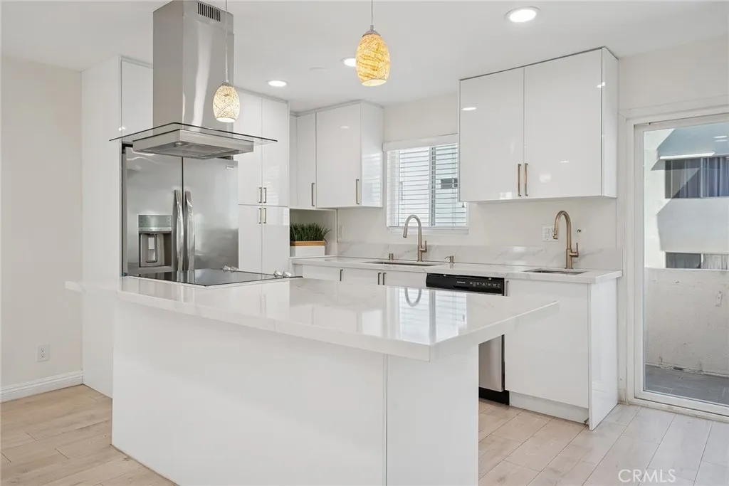 5330 Zelzah Avenue 7, Encino, California 91316 home-pic-11