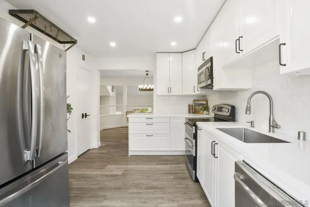 3275 Caminito Eastbluff 203, La Jolla, California 92037 home-pic-6