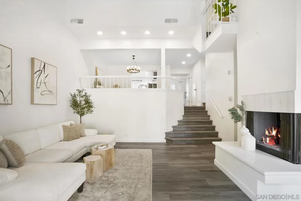 3275 Caminito Eastbluff 203, La Jolla, California 92037 home-pic-0