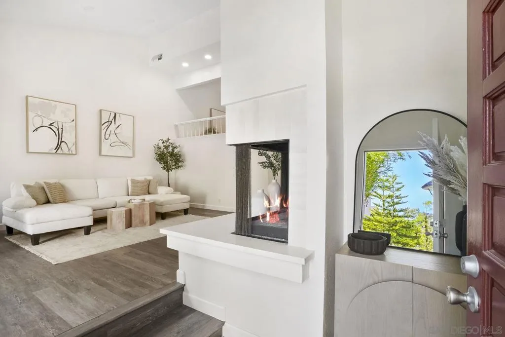 3275 Caminito Eastbluff 203, La Jolla, California 92037 home-pic-2