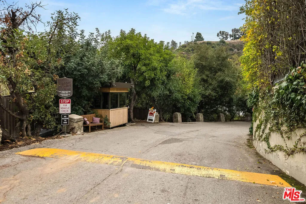 9577 Lime Orchard Road, Beverly Hills, California 90210 home-pic-60