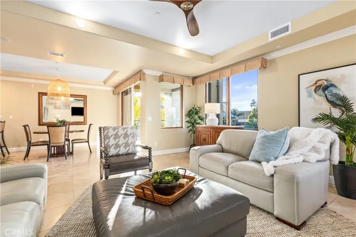 Rental pool furniture and decorations is not as seen in photos