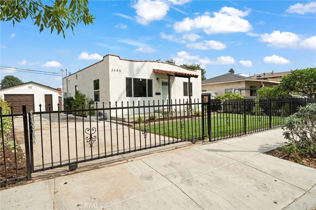 3685 Fernwood, Lynwood, California 90262 home-pic-1