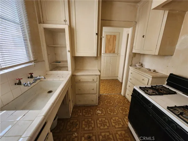 3020 W 12th, Los Angeles, California 90006
