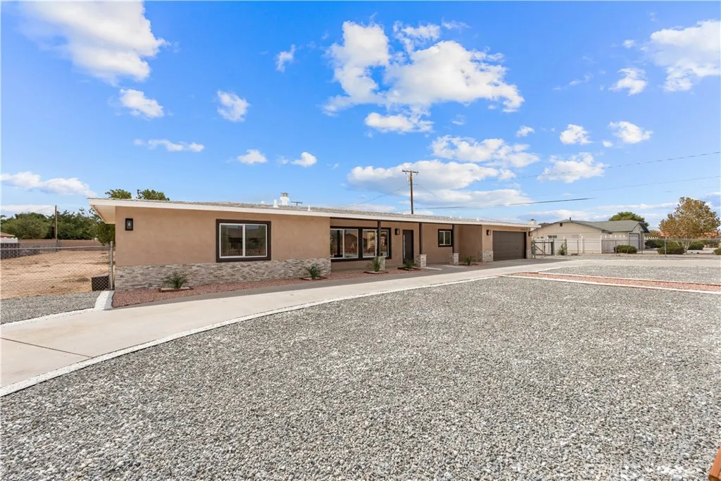 21073 Thunderbird, Apple Valley, California 92307 home-pic-2
