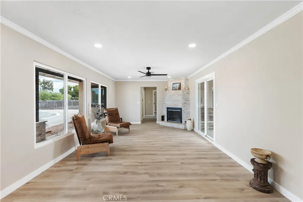 21073 Thunderbird, Apple Valley, California 92307 home-pic-4