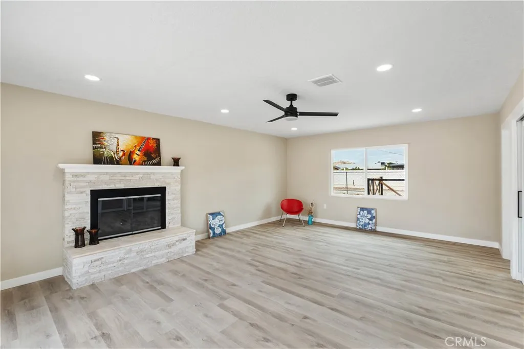 21073 Thunderbird, Apple Valley, California 92307 home-pic-16