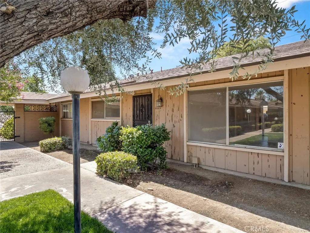 3725 N Fruit Avenue B, Fresno, California 93705 home-pic-1