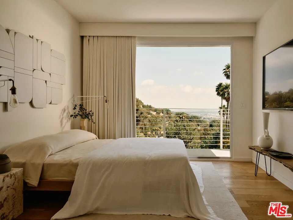 2635 Carman Crest Drive, Los Angeles, California 90068 home-pic-16