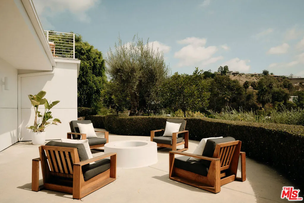2635 Carman Crest Drive, Los Angeles, California 90068 home-pic-10