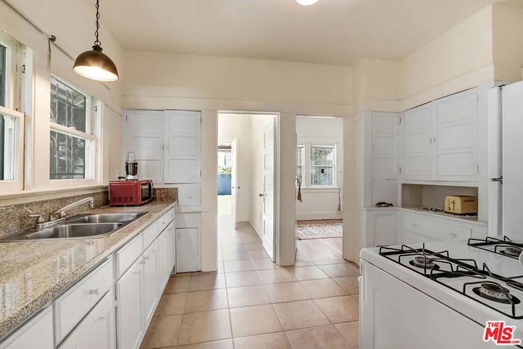 1246 W 48th Street, Los Angeles, California 90037 home-pic-7