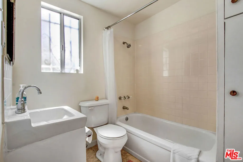 1246 W 48th Street, Los Angeles, California 90037 home-pic-17