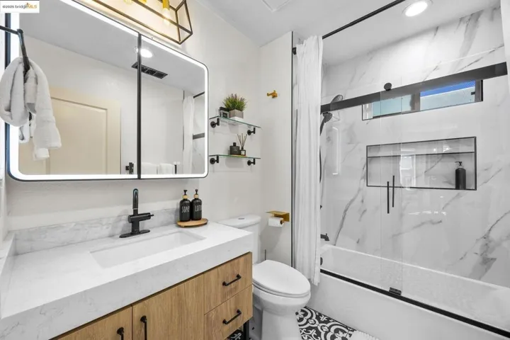 Full bath with enclosed tub / shower combo and vanity