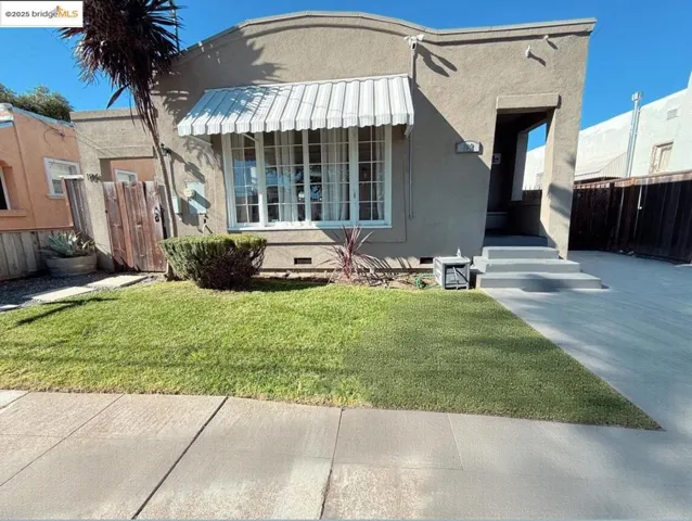 Bungalow-style house with stucco siding