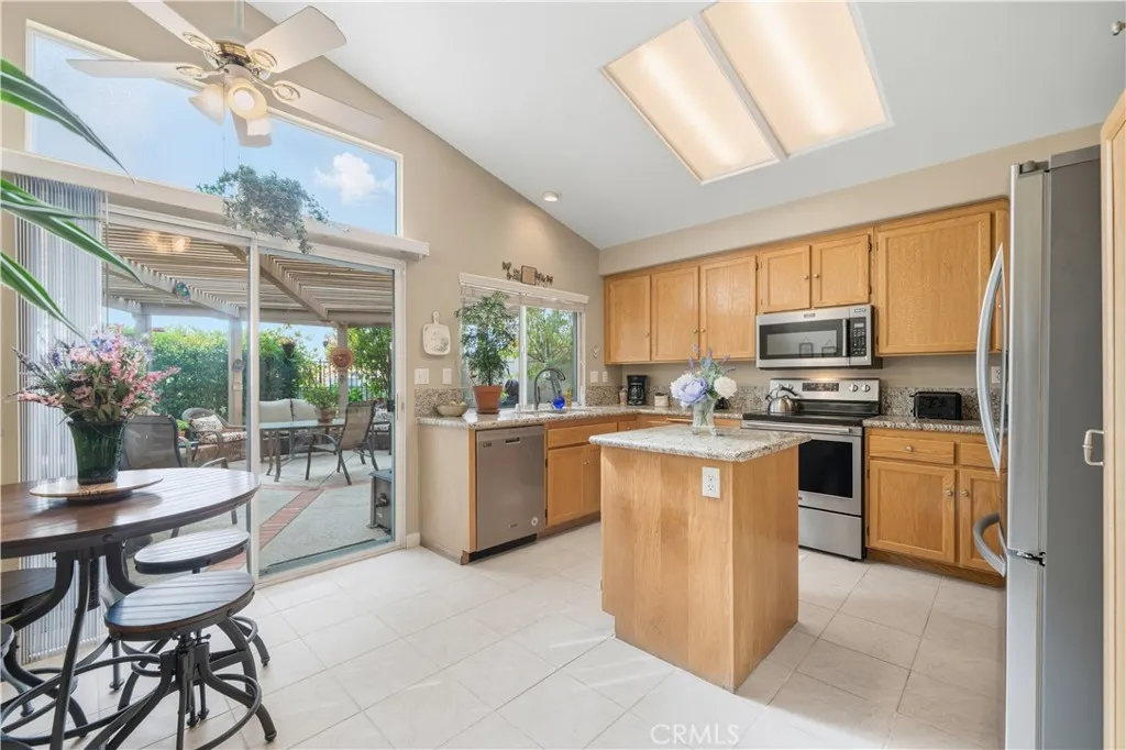 24165 Corte Valente, Murrieta, California 92562 home-pic-12