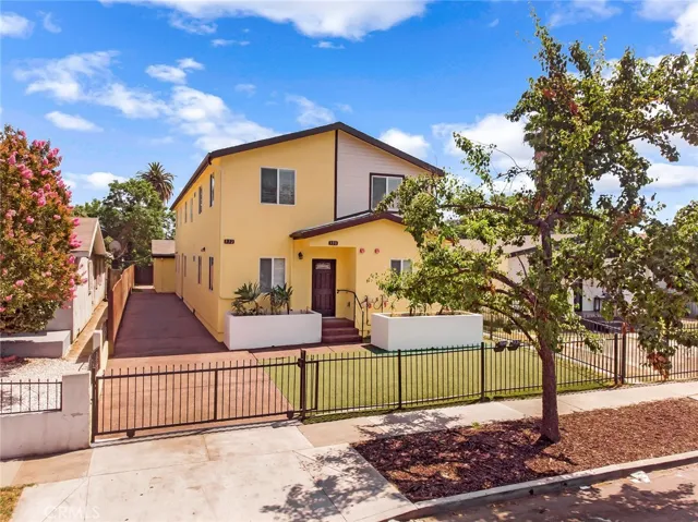 Townhome style Duplex with enclosed yard