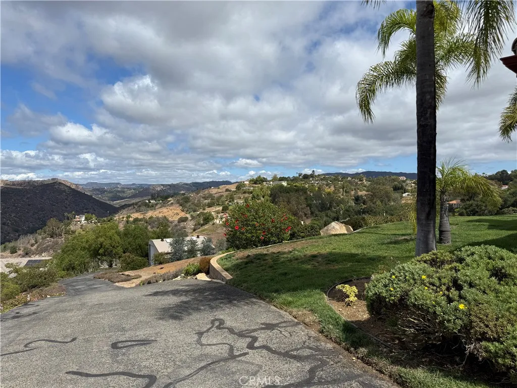510 Hilbert Drive, Fallbrook, California 92028 home-pic-10