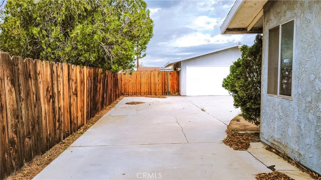 21390 Tussing Ranch Road, Apple Valley, California 92308 home-pic-5