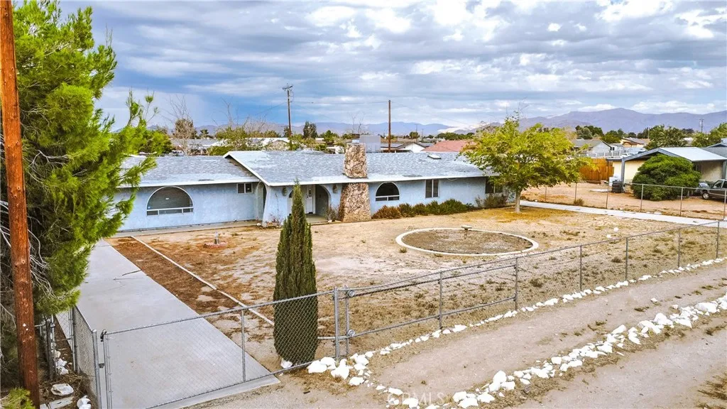 21390 Tussing Ranch Road, Apple Valley, California 92308 home-pic-1