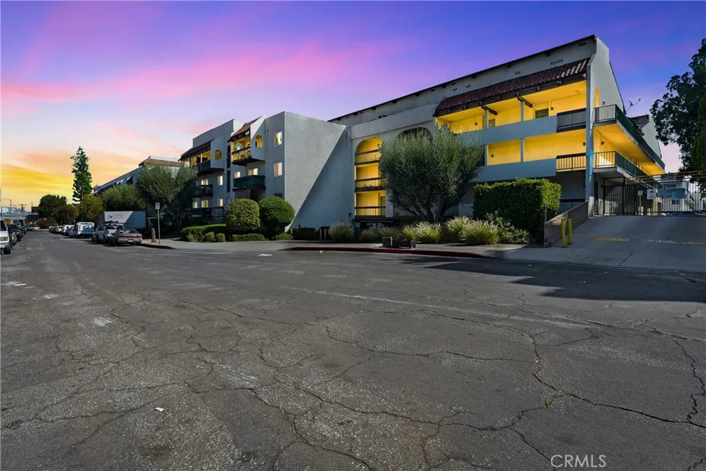 5460 White Oak G213, Encino, California 91316 home-pic-1