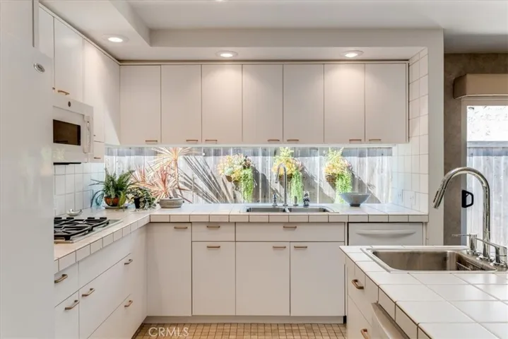 1129 Vista Del Lago, San Luis Obispo, California 93405
