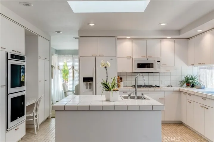 1129 Vista Del Lago, San Luis Obispo, California 93405