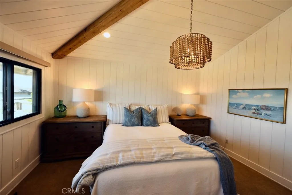 PRIMARY BEDROOM/KING BED