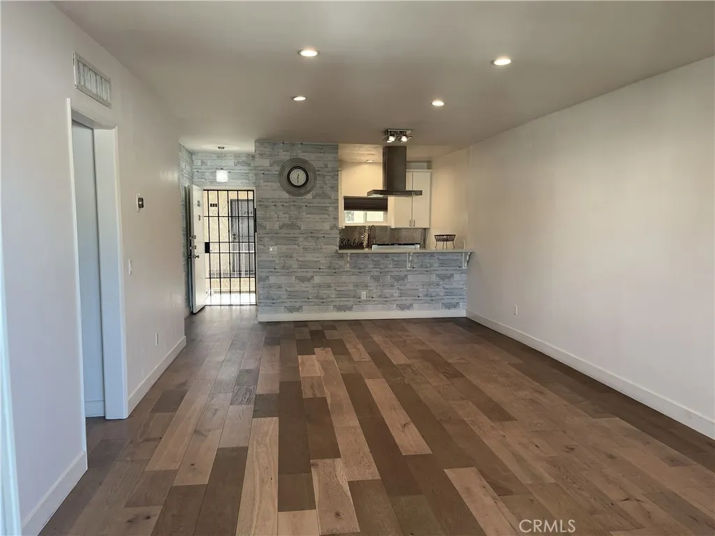 6255 Woodman 203, Valley Glen, California 91401 home-pic-2