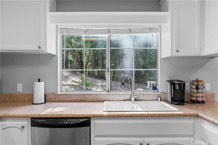 955 Teakwood Drive, Lake Arrowhead, California 92352