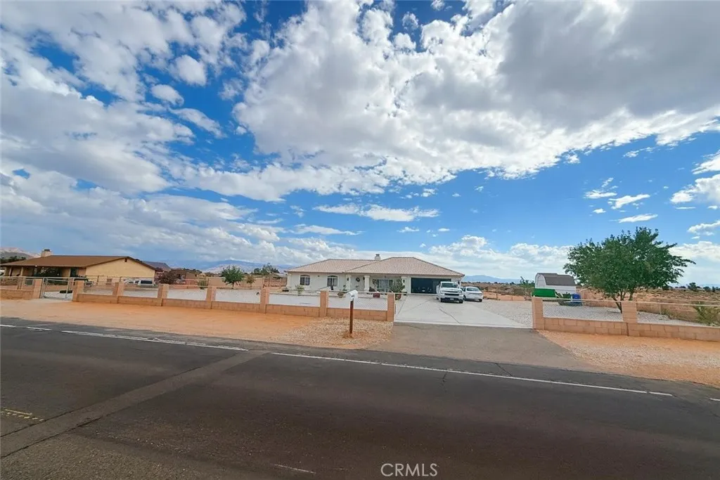21961 Thunderbird, Apple Valley, California 92307 home-pic-1
