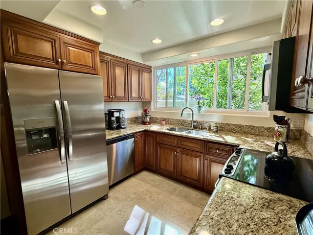 Bright lovely kitchen, Granite countertops