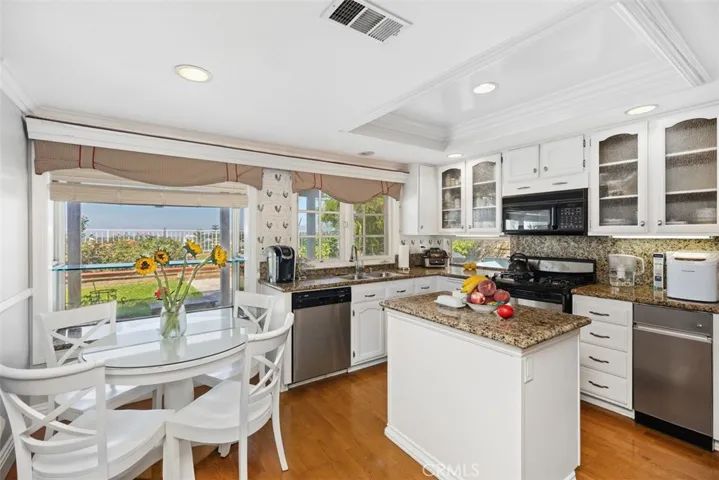 Kitchen & breakfast nook