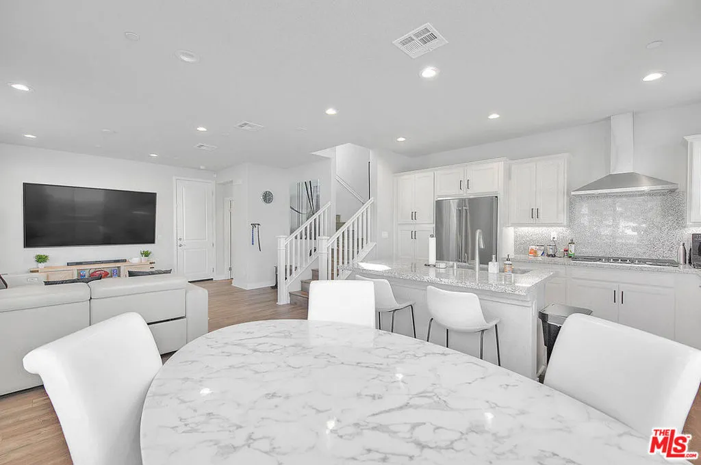 629 Daniel Freeman Circle, Inglewood, California 90301 home-pic-3