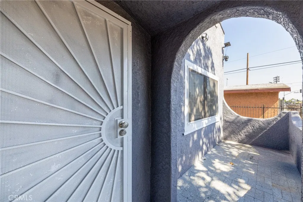 719 W Century, Los Angeles, California 90044 home-pic-3