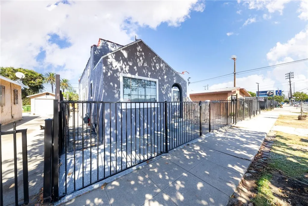 719 W Century, Los Angeles, California 90044 home-pic-4
