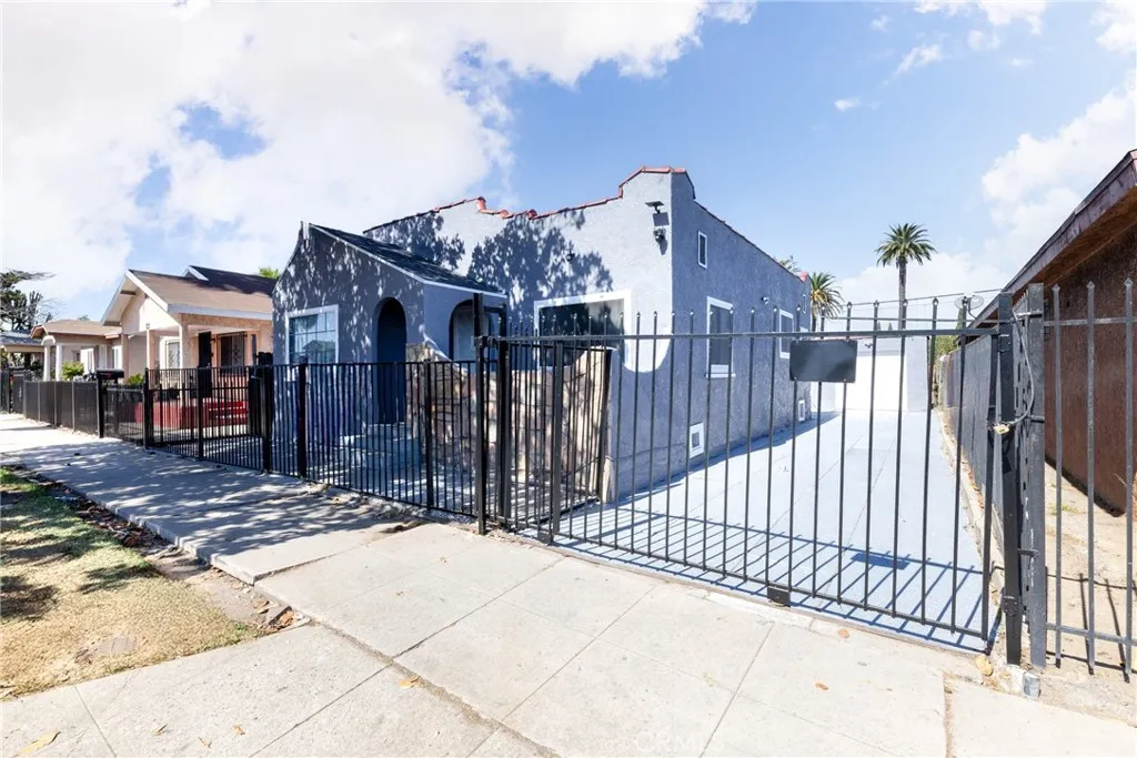 719 W Century, Los Angeles, California 90044 home-pic-5
