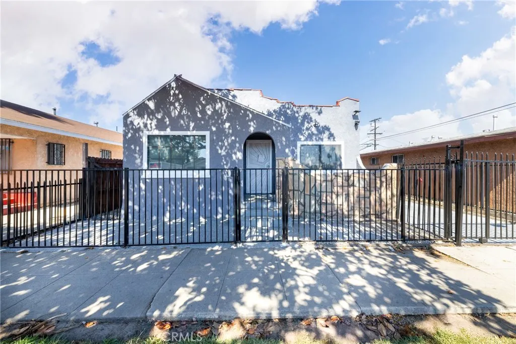 719 W Century, Los Angeles, California 90044 home-pic-0